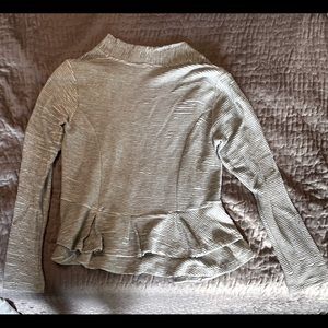 Grey sweater with back ruffles